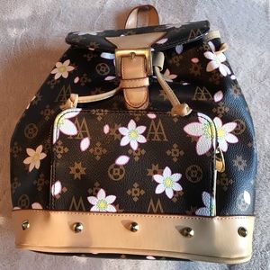 Bought in Mexico, never used it . Designer Style with outside/inside pockets